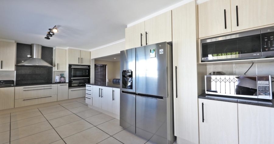 5 Bedroom Property for Sale in Amanda Glen Western Cape